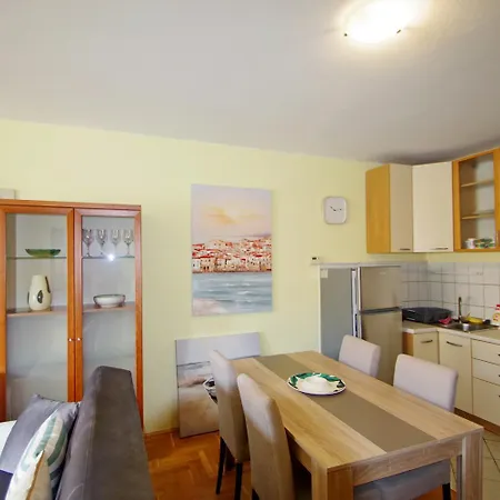 Apartament Julije *